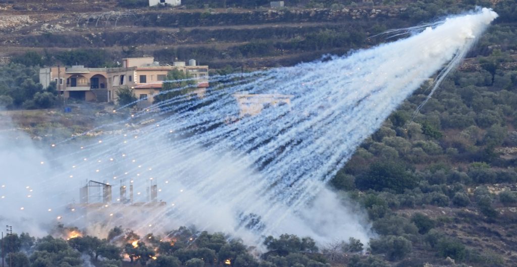 Hezbolá lanza misiles guiados y drones a militares en Israel