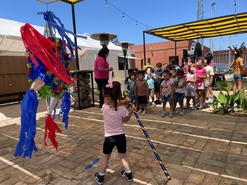 Festejan su día niños del albergue