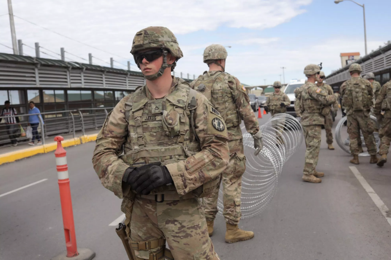 Acusan de tráfico de personas a soldado de Texas, estaba asignado a la frontera con México