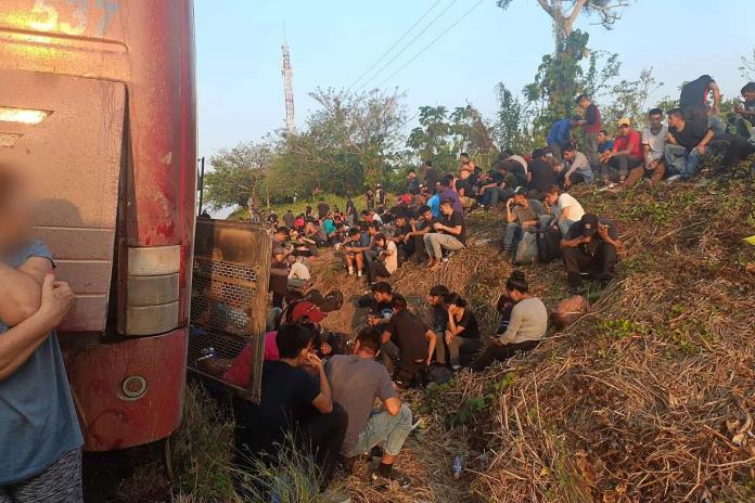 Rescata INM y Grupo Beta a 407 migrantes abandonados en tres autobuses turísticos en Veracruz