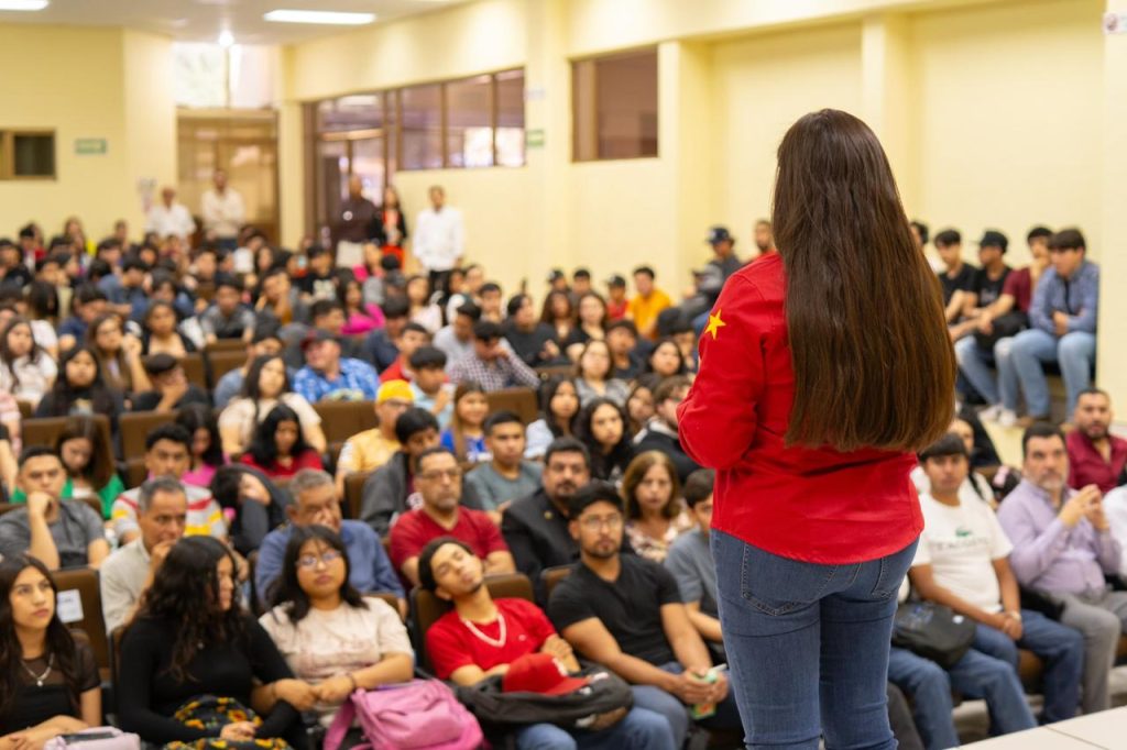 Celida y Froylán se comprometen con el futuro de los jóvenes