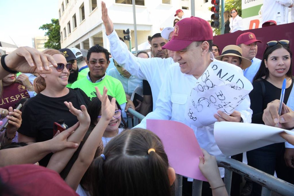 Preside Gobernador desfile por el Día del Trabajo