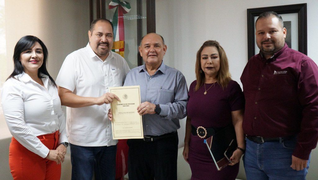 Entrega Alcalde título de propiedad de edificio del Gobierno de Sonora