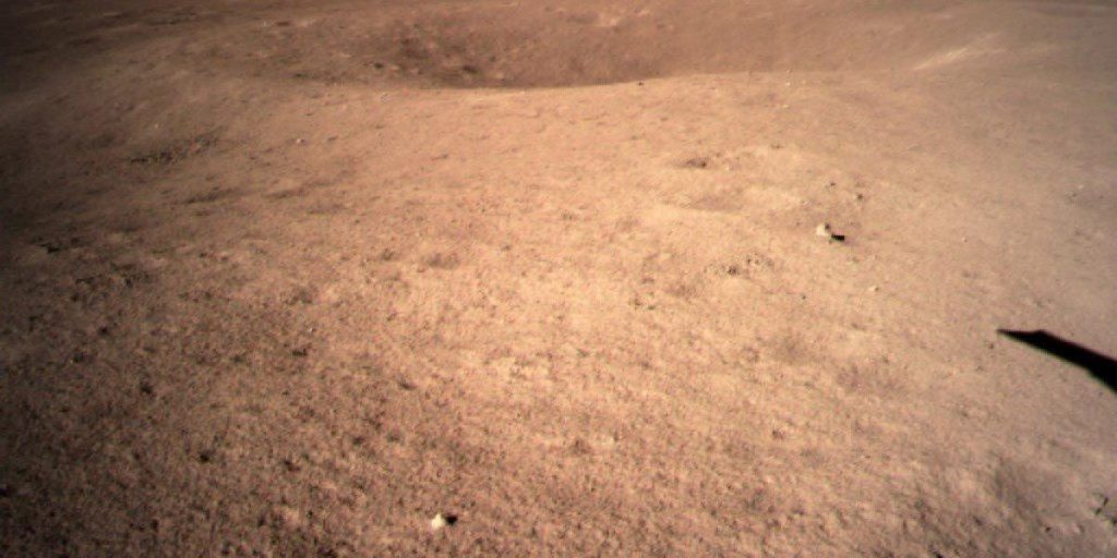 China despliega su bandera en la cara oculta de la Luna y trae muestras de rocas