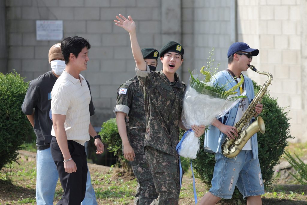 Jin, celebra con BTS el haber completado el servicio militar en Corea del Sur