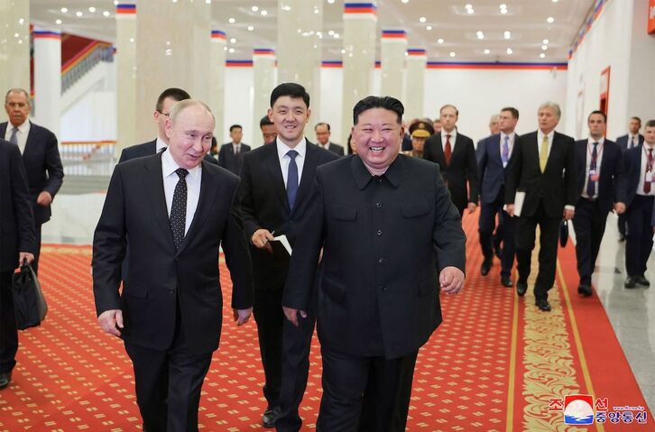 Putin y Jong Un firmaron acuerdo e intercambiaron regalos como auto de lujo, cuadros y perros