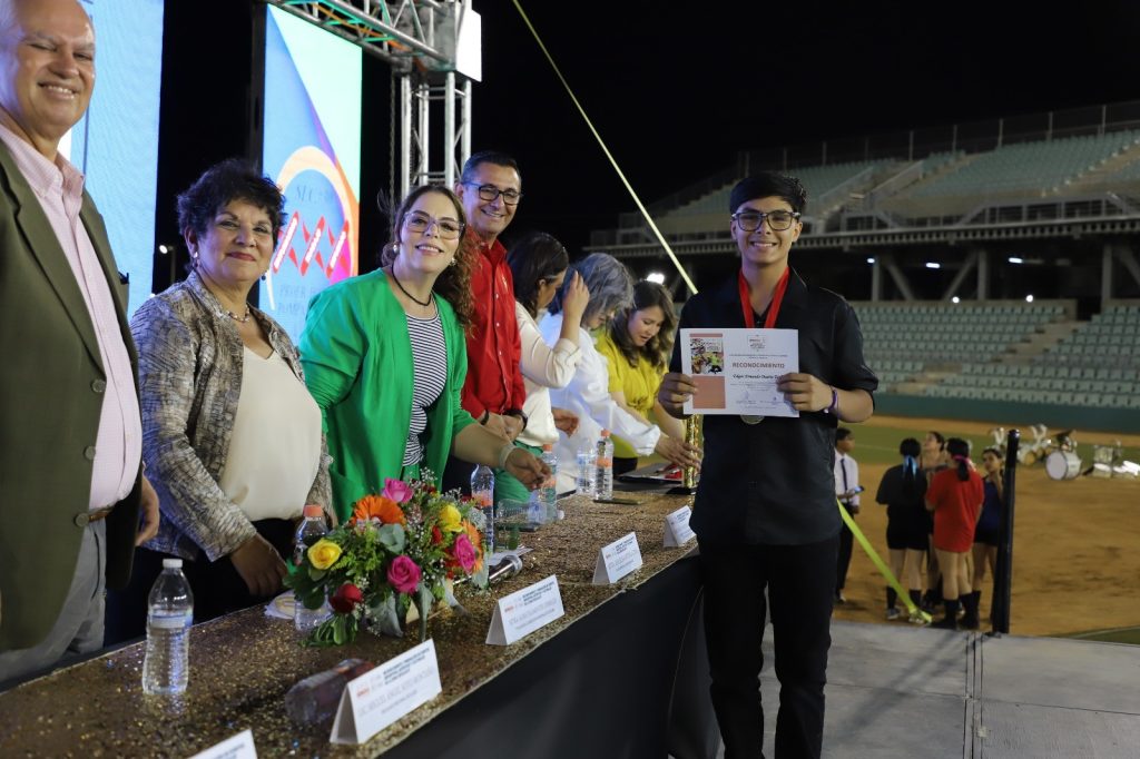 Participa Ayuntamiento en premiación escolar