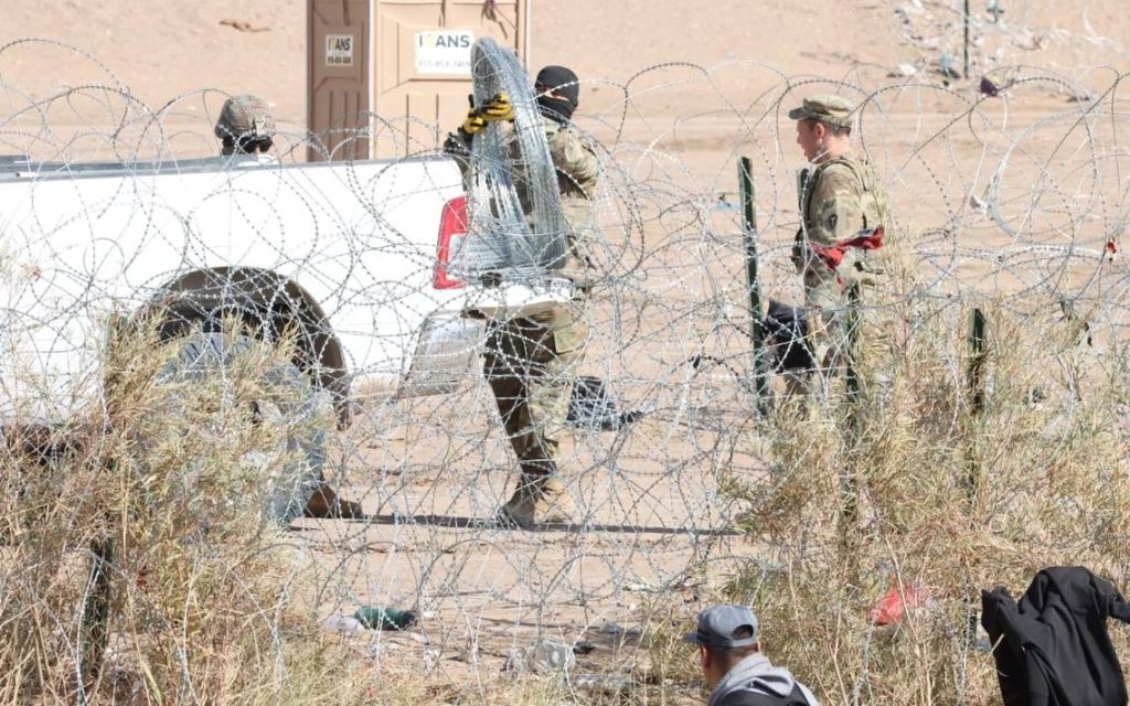 Empieza Guardia Nacional de Texas a retirar parte del alambre de púas en la frontera con Ciudad Juárez