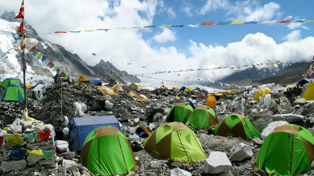 Nepal tardará años en limpiar el Everest, alpinistas han dejado entre 40 y 50 toneladas de basura