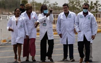 Llegarán 2,700 médicos cubanos a trabajar en clínicas del IMSS