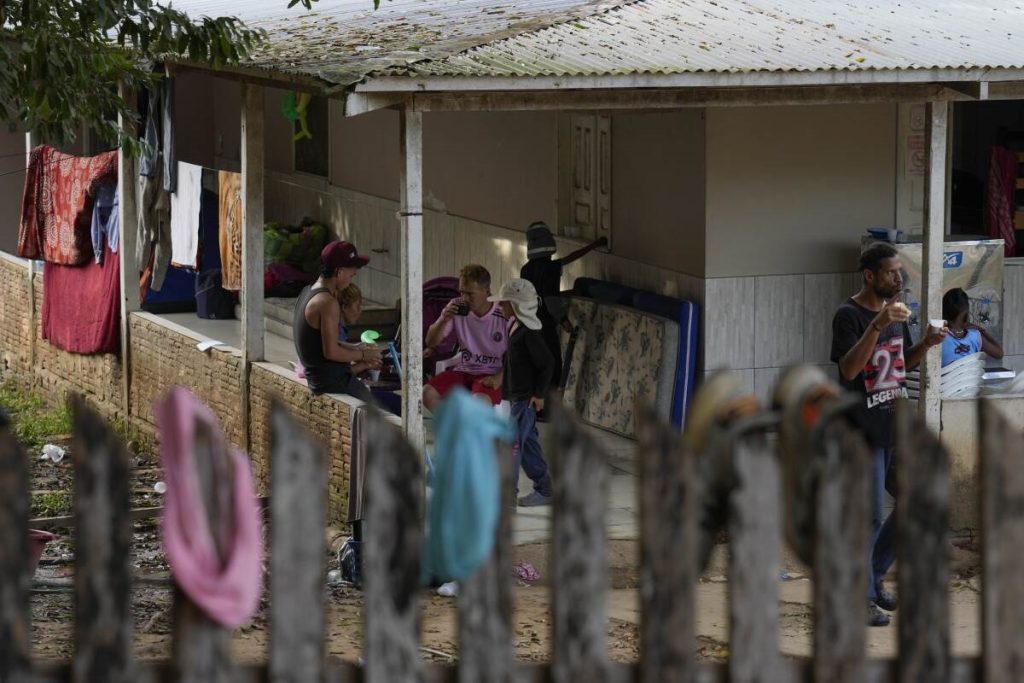 Migrantes paran en la Amazonía brasileña por nuevas normas de asilo de Biden