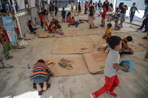 Mujeres y niños migrantes piden refugio en México