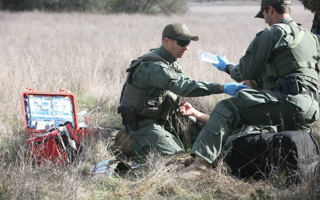 Agentes de la Patrulla Fronteriza de Arizona auxilian a dos migrantes heridos de bala en el lado mexicano