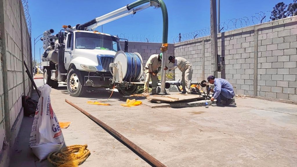 Resuelve Gobernador Durazo derrame de aguas negras en Guaymas