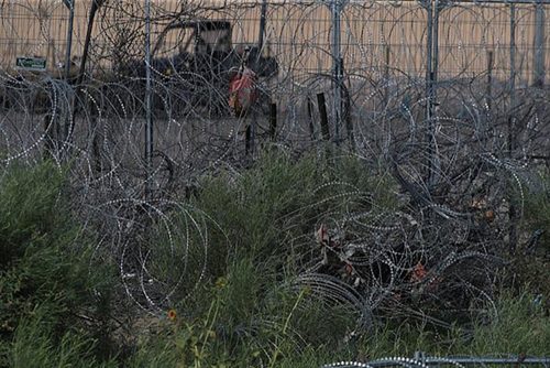 Gobierno de Texas instala una tercera barrera de alambre de navajas en el río Bravo