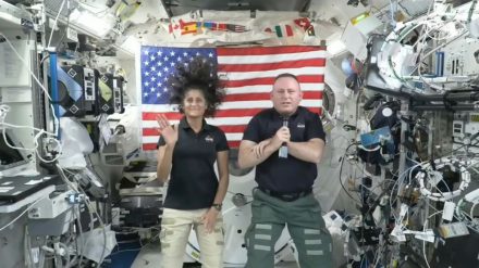 La pareja de astronautas varada en la Estación Espacial Internacional volverá a la tierra hasta febrero