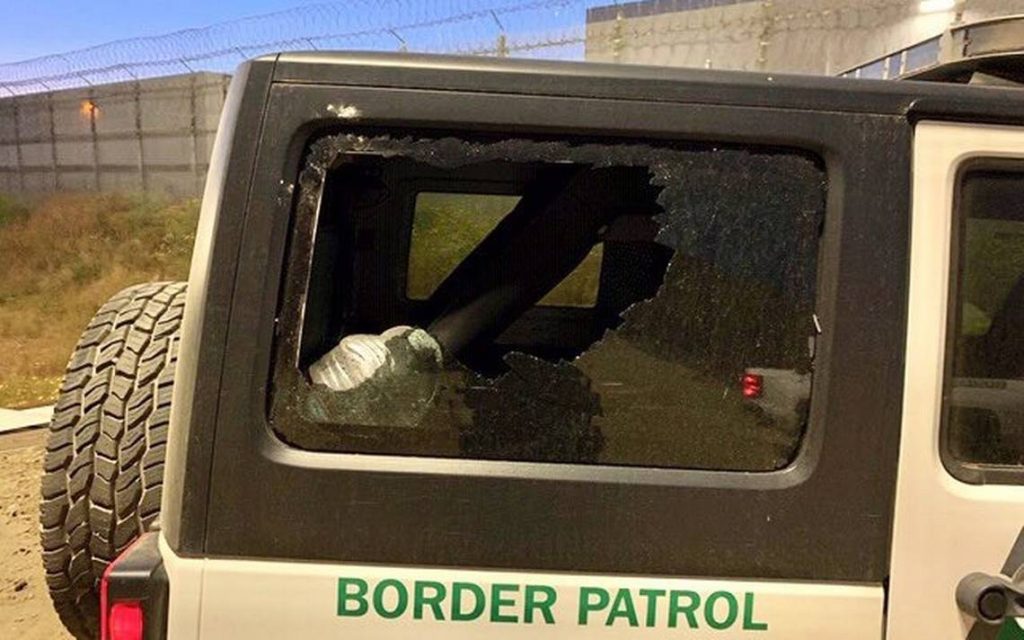 CBP informa que ataques de inmigrantes a agentes de la Patrulla Fronteriza han aumentado, advierte que es un delito federal