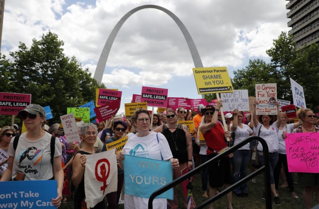 Propuestas para consagrar el derecho al aborto en las constituciones de Arizona y Montana estarán en las boletas en noviembre