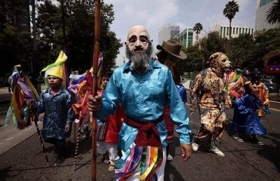 Celebran comunidades  el Día Internacional de los Pueblos Indígenas con un desfile para difundir sus culturas