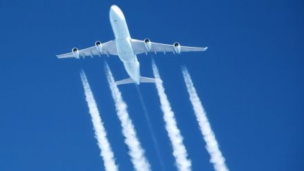 Estudio sugiere que los aviones modernos producen estelas de vapor más duraderas y más dañinas para el clima 