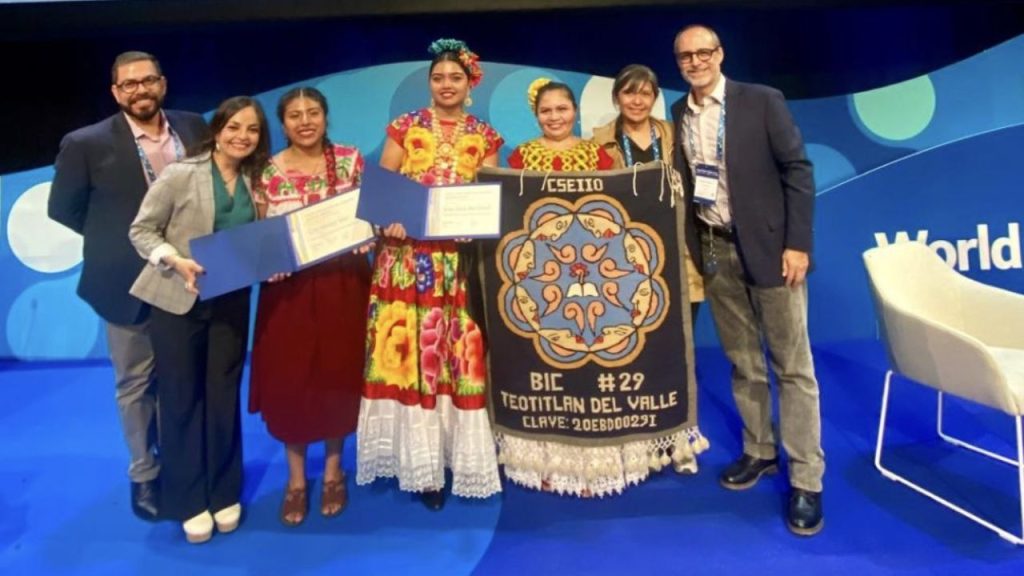 Dos jóvenes oaxaqueñas ganan el Premio Mundial del Agua con un sistema de filtración