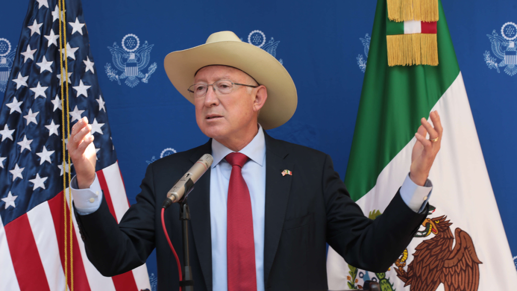 Ken Salazar subraya el respeto a la soberanía mexicana en respuesta a sus declaraciones sobre la elección de jueces en México