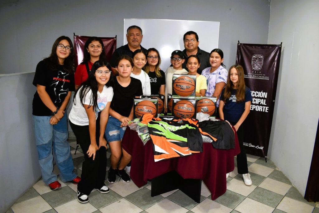 Reciben niños del valle material deportivo