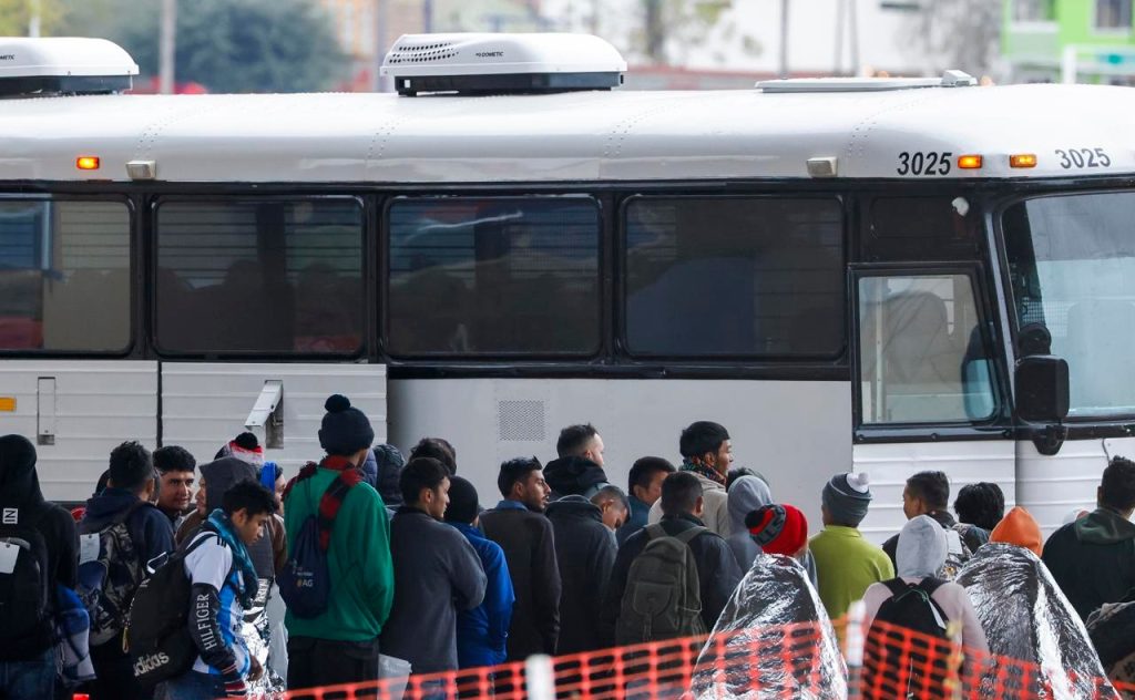 Preveen que llegue a Chicago caravana de migrantes enviada por el gobernador de Texas para la Convención Nacional Demócrata