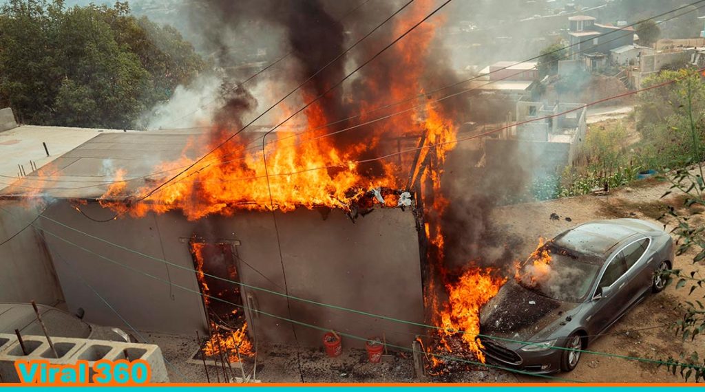 Conecta su Tesla con una “diablito” al poste de luz, incendia el vehículo y su casa