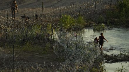 Gobernador de Texas sostiene que ha “resuelto” el problema de la inmigración con sus estrictas medidas impuestas en la frontera