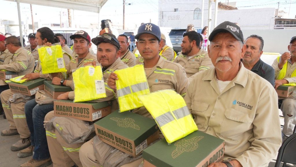 Entregan nuevos uniformes a trabajadores del Oomapas 