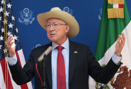 Ken Salazar asegura que relación con México es para siempre pese a retos económicos