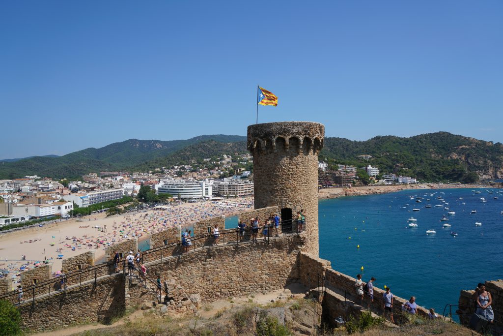 Muere turista mexicana en acantilado del castillo Tossa del Mar, en España al intentar tomar una foto