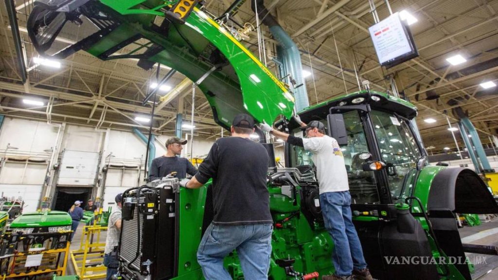 Trump amenaza a John Deere con un arancel del 200% si mueve su producción a México