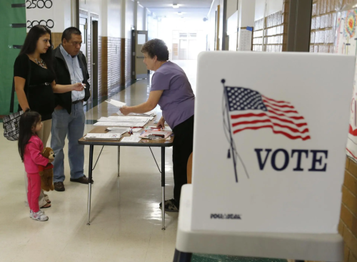 Texas hace redadas en casa de políticos latinos para combatir “el fraude electoral”