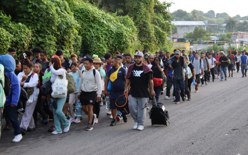 Salen alrededor de 1,000 migrantes de Tapachula, Chiapas a la Ciudad de México para buscar apoyo de la Guardia Nacional