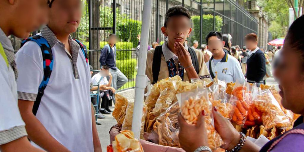 Escuelas tendrán seis meses para eliminar “comida chatarra”