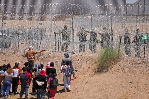 Donald Trump y Kamala Harris se centran en los cruces irregulares en la frontera, sin hablar de sus beneficios