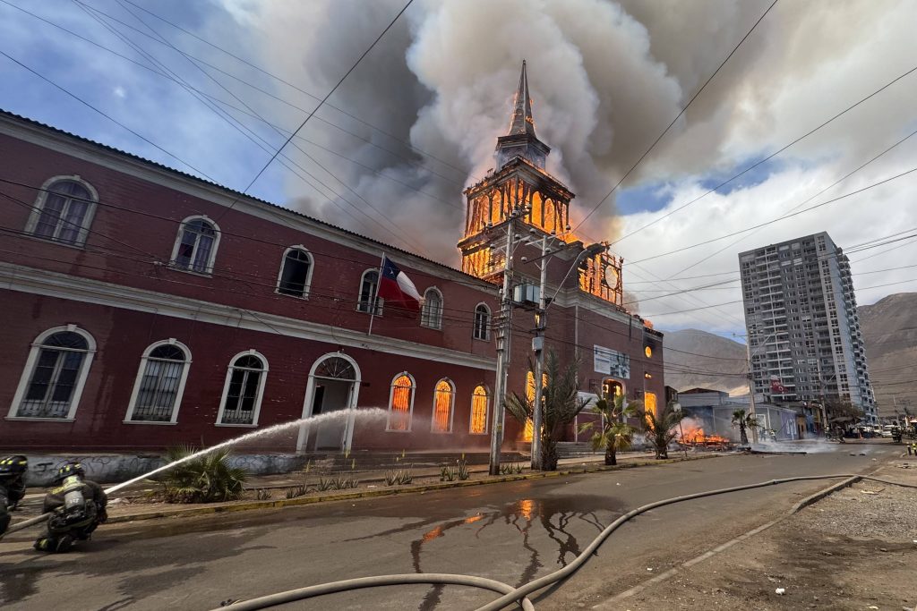 Destruye incendio histórica Iglesia de San Francisco en Iquique, Chile