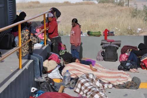 Migrantes duermen a la intemperie en Chihuahua porque no hay espacio en albergues