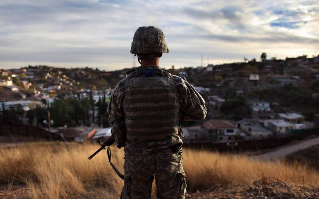 Gobernadora de Arizona mantendrá a la Guardia Nacional en la frontera para detectar los cargamentos de droga en los puertos de entrada