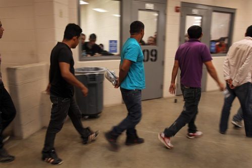 Trump prepara plan para deportaciones masivas con prisiones de condado y la detención de padres con sus hijos