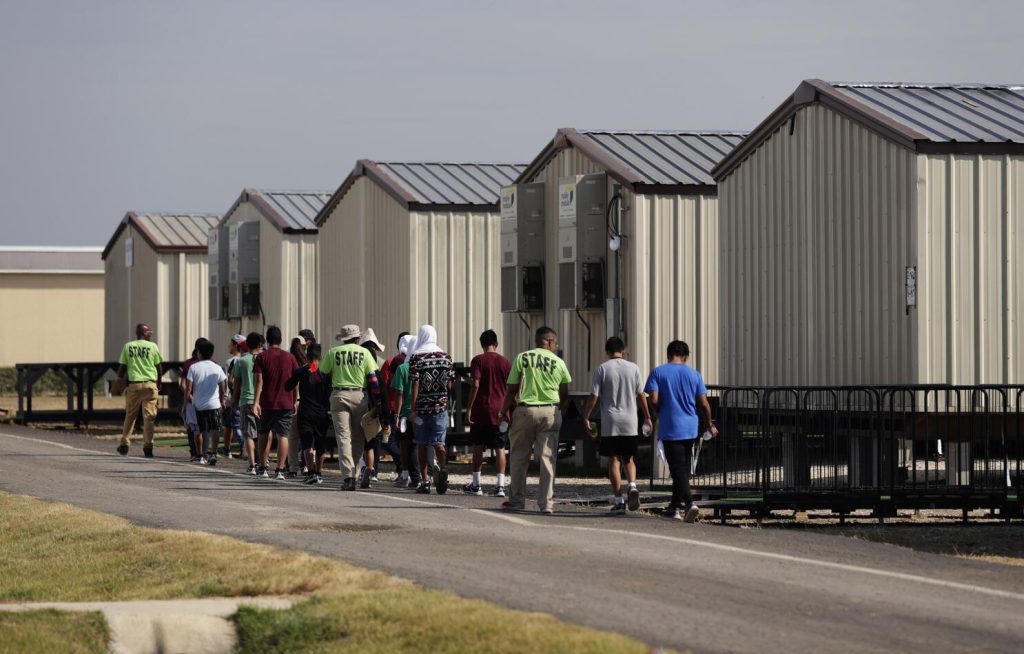 El gobierno de Texas ofrece un terreno de 1,400 acres para construir centros de detenciones para inmigrantes