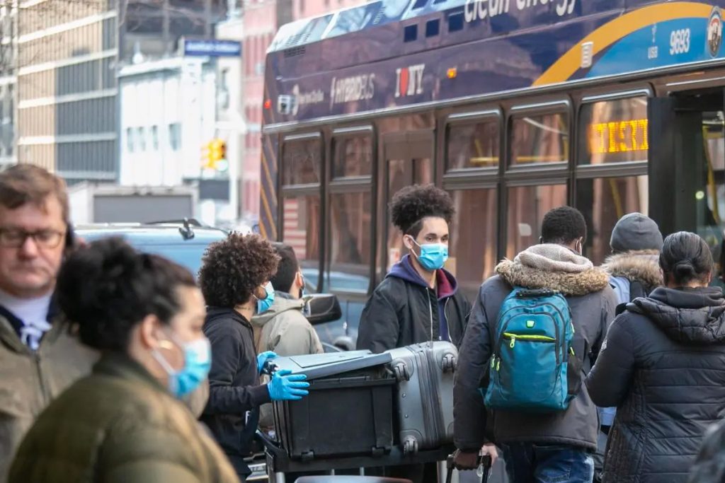 Fallo de jueza señala que Nueva York no podrá impedir el envío de autobuses repletos de inmigrantes procedentes de Texas