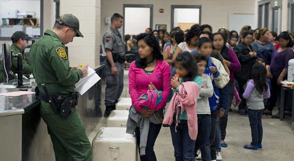 Human Rights Watch informa que agentes de CBP bloquean a solicitantes de asilo mexicanos en la frontera y les dicen que ya no existe el asilo