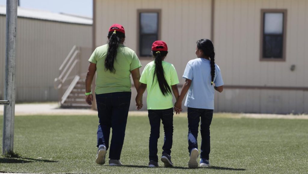 Anuncia Tom Homan que detendrá familias migrantes aunque tengan hijos menores nacidos en Estados Unidos