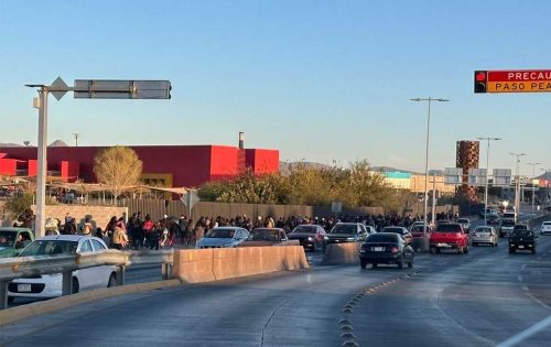 Migrantes recorren las calles de Chihuahua tras quedar varados, buscan entregarse en la “puerta 36” en el Día Internacional del Migrante