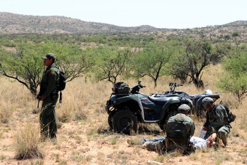 Patrulla fronteriza de Sasabe, Arizona rescata a dos migrantes heridos en la frontera de lado mexicano