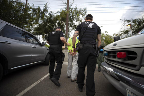 Agentes de CBP y ICE de EE.UU. podrán entrar a “áreas sensibles” como iglesias y escuelas para detener a inmigrantes