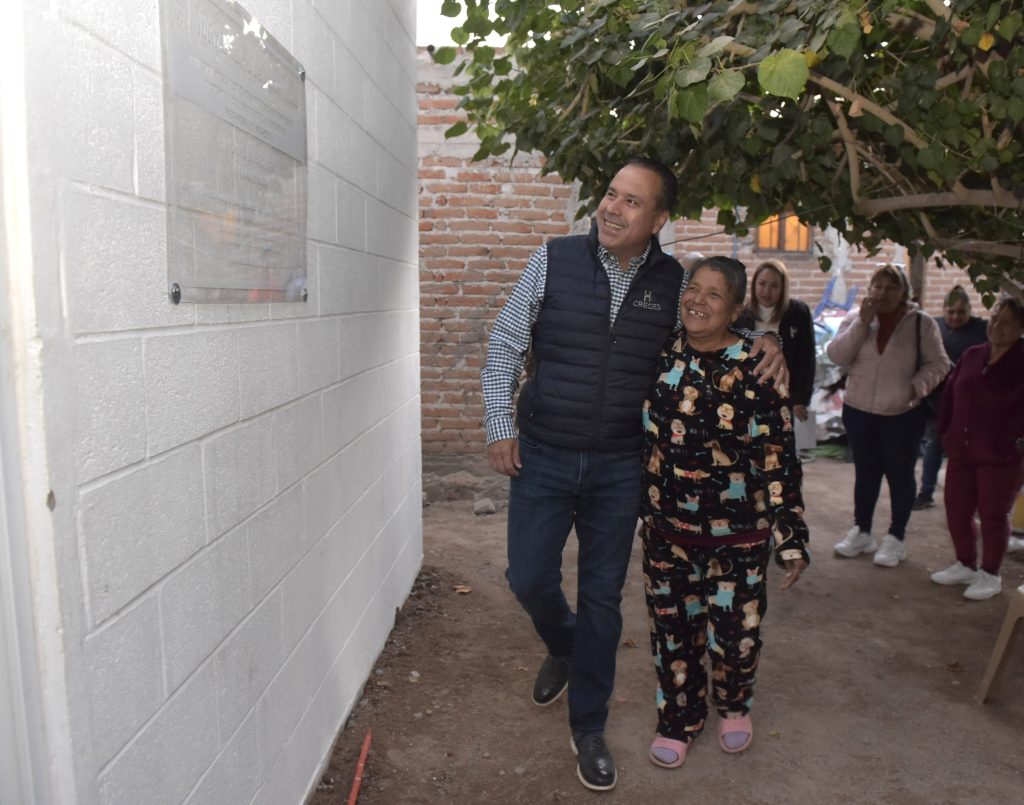 Apoya Toño Astiazarán a familias de la Adolfo López Mateos con cuarto en vivienda y tinacos